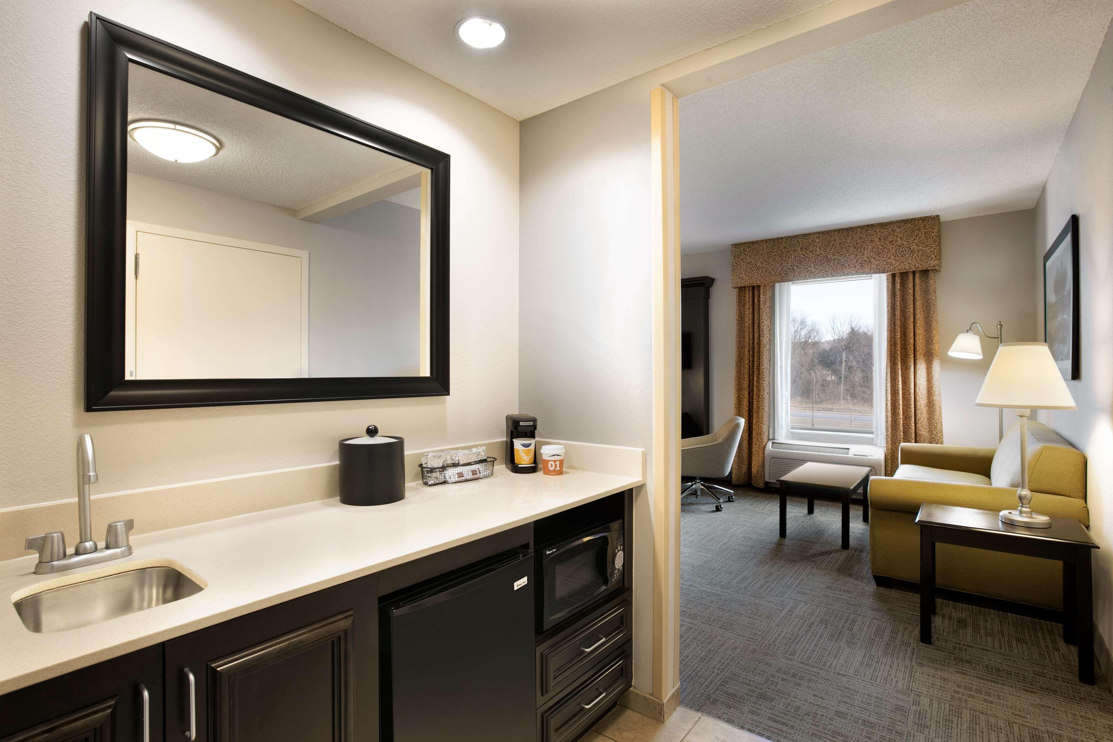 Hampton Inn & Suites Mahwah Exterior photo