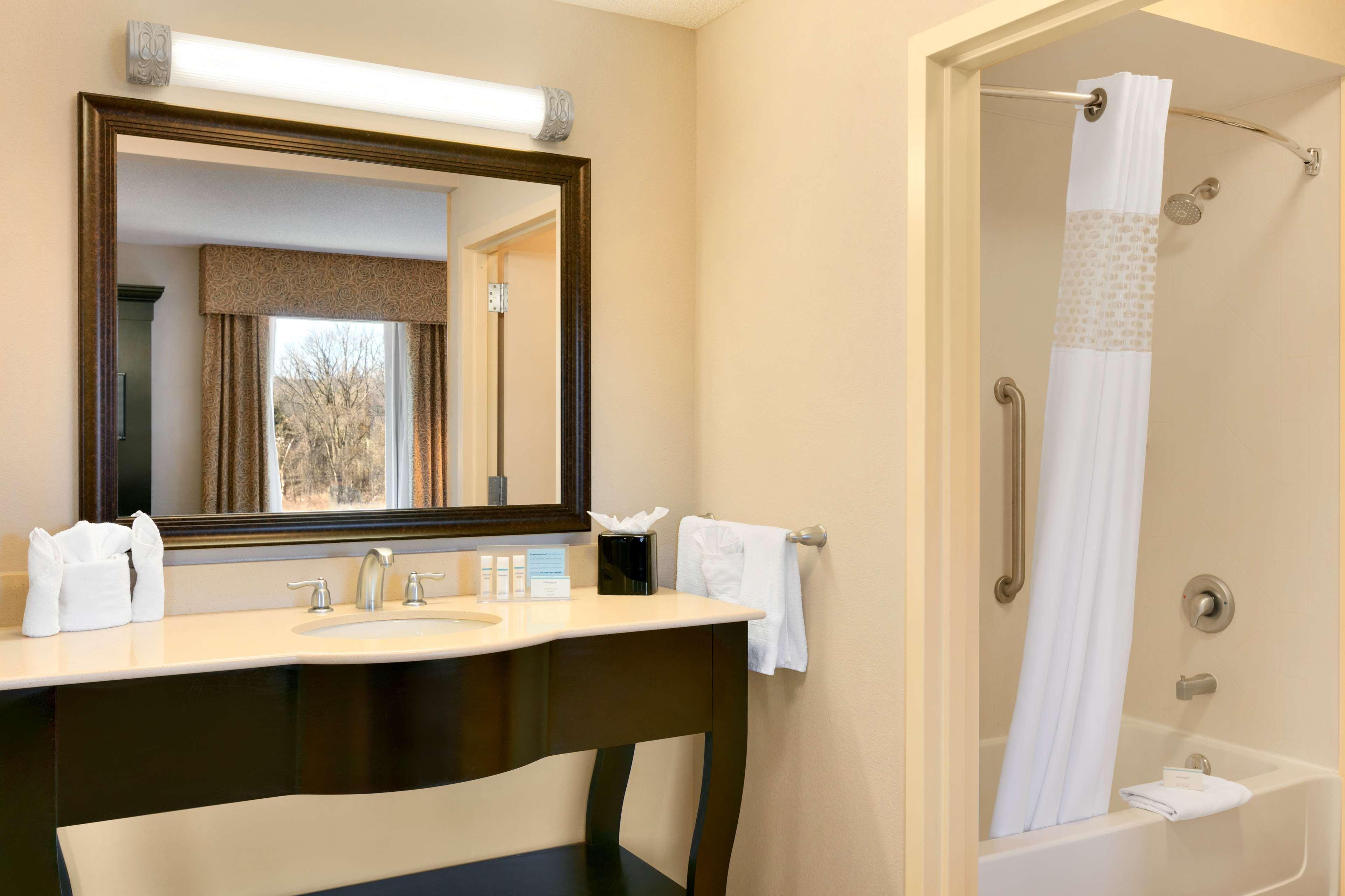 Hampton Inn & Suites Mahwah Exterior photo