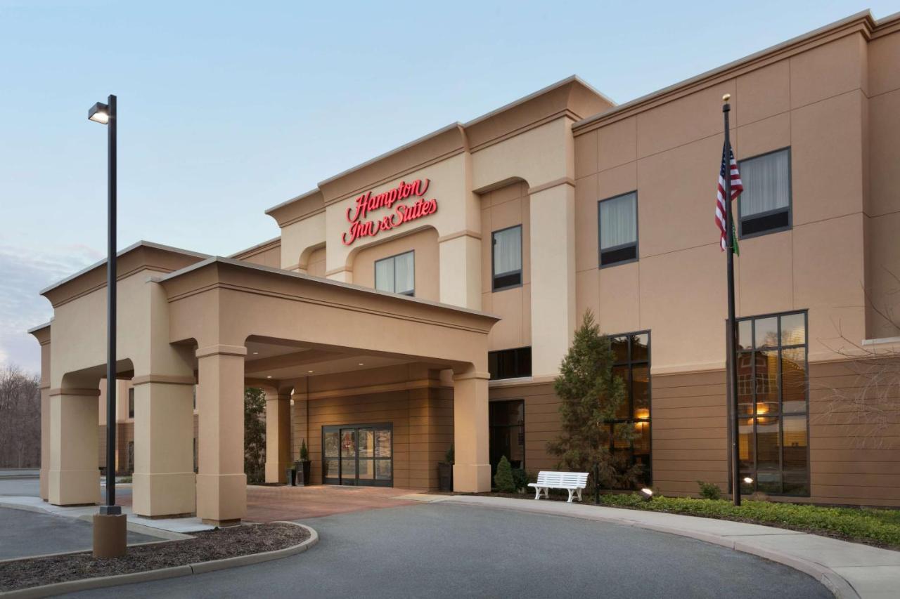 Hampton Inn & Suites Mahwah Exterior photo